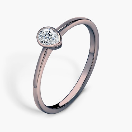 Pierścionek zaręczynowy Pure: czarne złoto, diament w szlifie łezka